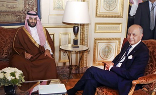 L'ancien ministre des Affaires étrangères Laurent Fabius et le ministre de la Défense saoudienne, le prince Mohammed Bin Salman, le 24 juin 2015 au Quai d'Orsay.