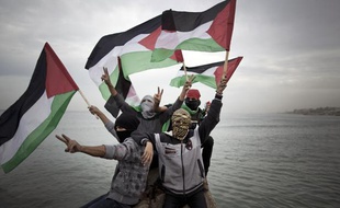 Des Palestiniens le 2 décembre 2013 dans le port de Gaza alors qu'une flotille assure avoir brisé le blocus maritime imposé par Israël.