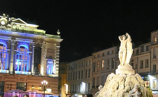 La nuit, sur la place de la Comédie.