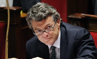Le patron des Radicaux Jean-Louis Borloo, qui a décidé de quitter le gouvernement pour redevenir député, doit réunir dès lundi les centristes de la majorité, au lendemain du remaniement gouvernemental qui a suscité dimanche déception et amertume dans leurs rangs.