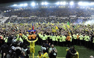 Les supporters de Nantes fêtent la montée en Ligue 1, le 17 mai 2013, au stade de la Beaujoire.