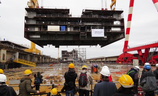 Mise sur cale d'un des premiers blocs du MSC Meraviglia, le 1er février 2016à STX Saint-Nazaire.