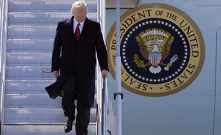 Donald Trump descend d'Air Force One, le 15 mars 2017, dans le Michigan.