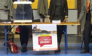 Marseille le 13 octobre 2013 - Premier tour des primaires citoyennes du parti socialiste dans un bureau de vote du 4 et 5è arrondissement.
