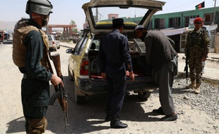 Un agent des forces de sécurité afghanes contrôle un véhicule dans la province de Ghazni, le 22 août 2017.
