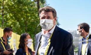 Le maire Christian Estrosi sur le départ de la 2e étape du Tour de France, à Nice le 30 août 2020.