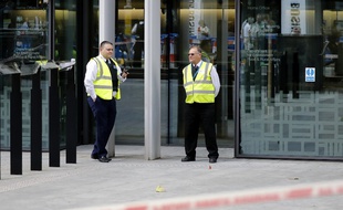 Des gardes de sécurité devant l'entrée du Home Office britannique au centre de Londres le 15 août 2019, à la suite d'une attaque au couteau.