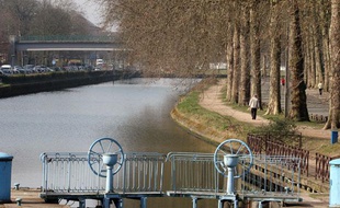 Les rives de la Deule du côté jardin Vauban. Lille, le 15 mars 2011.
