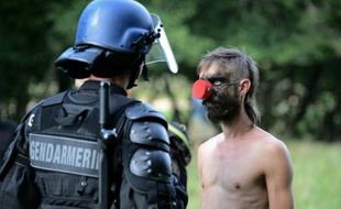 Un "zadiste" fait face à un policier anti-émeute, à Sivens, le 9 septembre 2014