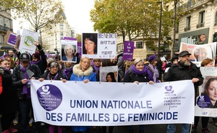 Sandrine Bouchait, présidente de l'Union nationale des familles de féminicide, défilait en tête de cortège lors de la marche organisée par le collectif #NousToutes le 23 novembre. Elle déplore qu'aucune des mesures présentées en conclusion du Grenelles des violences conjugales ne porte sur la prise en charge des proches des victimes de féminicide.