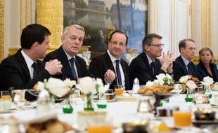François Hollande a demandé à l'Observatoire de la laïcité, qu'il a installé lundi, d'élaborer "des propositions" sur l'encadrement de la laïcité dans les structures accueillant des enfants, en soulignant la nécessité d'"un dialogue serein et constructif".