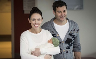 La Première ministre néo-zélandaise Jacinda Ardern avec son compagnon Clarke Gayford et leur fille Neve, à Auckland le 24 juin 2018.