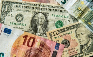 L'euro baisse face au dollar dans un marché lesté par les incertitudes persistantes sur l'avenir financier de la Grèce
