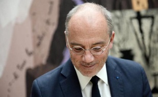 Le PDG d'Orange, Stéphane Richard dans les couloirs de l'Assemblée Nationale, le 7 avril 2015 à Paris
