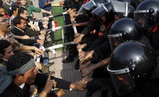 Policiers et manifestants se sont affrontés au Caire le 25 janvier 2011.
