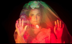 Capture écran du clip de « De mon âme à ton âme » de Kompromat, réalisé par Claire Burger, avec Adèle Haenel.
