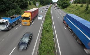 Les ouvriers dormaient à côté de l'autocar (illustration).