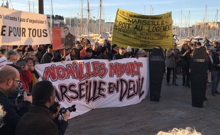 Le tribunal populaire organisé par des collectifs devant la mairie de Marseille.