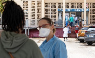 En Guyane, territoire de 300.000 habitants, la vaccination est toujours à la peine avec 30,5 % de personnes présentant un schéma vaccinal complet.