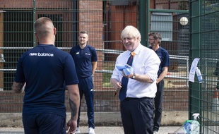 Boris Johnson a tapé du poing sur la table