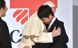 Le Pape François embrasse un déplacé de la catastrophe de Fukushima, à Tokyo le 25 novembre 2019.