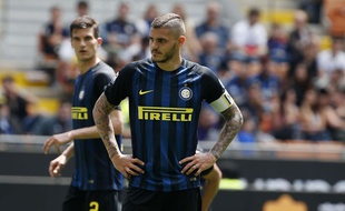 Le capitaine Mauro Icardi ne comprend pas ce qu'il se passe.