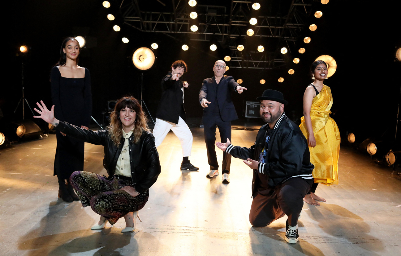 La deuxième édition d'On danse chez vous, événement lancé par le chorégraphe Mehdi Kerkouche (au fond en pantalon blanc), passera par le plateau de Culturebox, le 24 avril à 20h10.