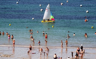 Des vacanciers sur la plage de Tregastel, dans les Côtes d'Armor.