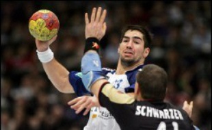 L'équipe de France masculine de handball, championne d'Europe en titre, a été battue par l'Allemagne 32 à 31 après prolongations (mi-temps: 11-12, 21-21 à l'issue du temps réglementaire, 27-27 après la 1re prolongation) en demi-finale du Mondial-2007, jeudi à Cologne.
