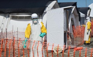 Des membres de Médecins sans frontières dans une clinique de Monrovia (Libéria), s'occupant des malades d'Ebola, le 1er novembre 2014