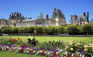 Le château de Fontainebleau et ses jardins. Le dézonage est un argument de vente pour ces sites éloignés.