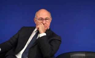 Le ministre français des Finance Michel Sapin lors d'une conférence de presse le 15 décembre 2015 à Paris