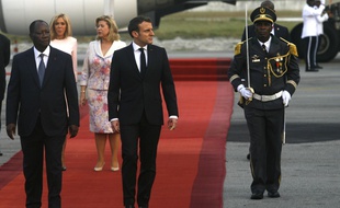 Emmanuel Macron (à droite) et Alassane Ouattara (à gauche) à Abidjan, le 20 décembre 2019.