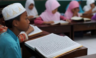 Illustration d'enfants à l'école islamique en Indonésie.