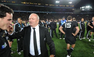 Graham Henry, dont le contrat d'entraîneur de l'équipe de Nouvelle-Zélande s'est achevé sur un titre de champion du monde à Auckland, a déclaré jeudi dans la presse britannique être prêt à louer ses services à la Fédération anglaise de rugby, dans un rôle d'éducateur ou d'animateur.