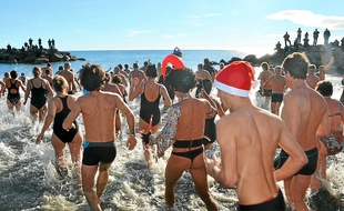 A 11 h pile, les nageurs se sont jetés dans une mer à 10 ° C.
