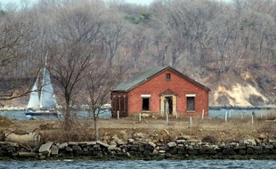 Un bateau passe à proximité d'un bâtiment abandonné de Hart Island, en 2014 à New York