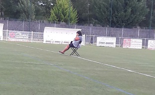 Installée sur une chaise, la voisine du stade de football de Juillan (65), excédée par les ballons qu'elle reçoit chez elle, a fait interrompre le match.