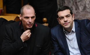 Le ministre grec des Finances Yianis Varoufakis et le Premier ministre Alexis Tsipras le 18 février 2015 à l'Assemblée nationale à Athènes