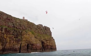 Le kitesurfeur Clément Huot a réalisé un énorme saut depuis les falaises du Cap Fréhel, dans les Côtes d'Armor.
