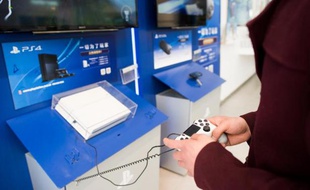 Une personne joue à la PlayStation 4 de Sony dans un magasin de Shanghai, le 19 mars 2015.