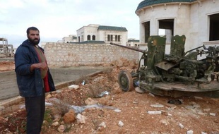L'aviation syrienne menait samedi des raids dans plusieurs provinces du pays, tandis que les rebelles poursuivaient leurs attaques contre les positions de l'armée dans le centre du pays, a rapporté l'Observatoire syrien des droits de l'Homme (OSDH).