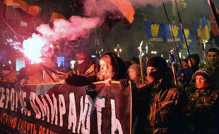 Plusieurs milliers de manifestants se sont rassemblés jeudi soir dans le centre de Kiev à l'appel des partis d'extrême droite Svoboda et Pravy Sektor, à l'occasion du 106ème anniversaire de Stepan Bandera.
