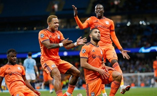 Maxwel Cornet, Memphis Depay et Pape Cheikh Diop se ruent sur Nabil Fekir, auteur d'un but mémorable lors du match aller à l'Etihad Stadium.