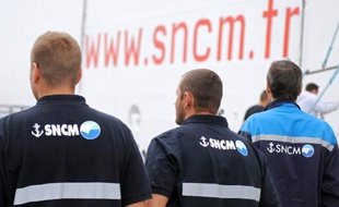 Des employés de la SNCM attendent de monter sur le ferry "Danielle Casanova" pour une assemblée générale, le 10 juillet 2014