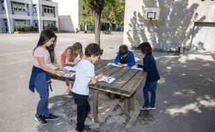 En mai et en juin, les enfants de l'école Georges-Clémenceau à Grenoble ont effectué des propositions pour le futur aménagement de leur cour, dans un atelier proposé par les Robins des villes.
