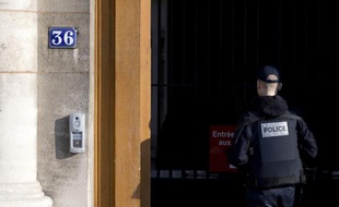 Un policier devant le 36, quai des Orfèvres à Paris, le 6 février 2015