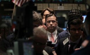 La Bourse de New York était en baisse mardi à la mi-journée, sous la pression de l'actualité internationale, principalement en Corée et dans la zone euro: le Dow Jones perdait 1,46% et le Nasdaq 1,76%.