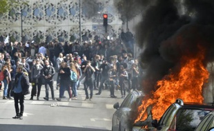 Véhicules incendiés lors de la manifestation contre la loi travail le 28 avril 2016 à Paris