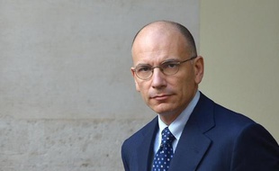Face à la crise provoquée par Silvio Berlusconi, le chef du gouvernement italien Enrico Letta a décidé de pousser le Cavaliere dans ses retranchements, en posant la question de confiance mercredi devant le parlement.